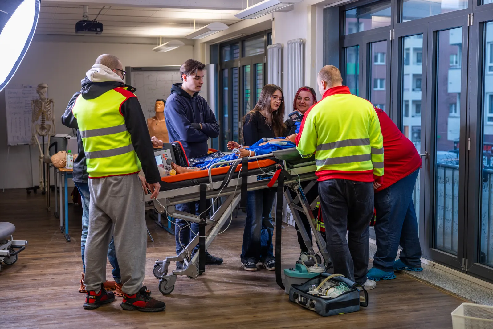 Team von ABC Ambulanz mit Trage im Einsatz